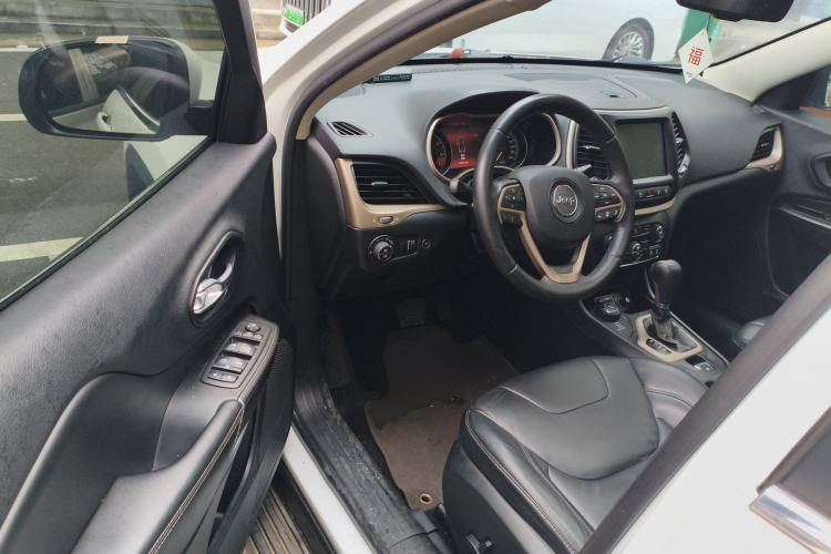 Used Jeep Cherokee 2014 2.4L Luxury Edition Driver Seat