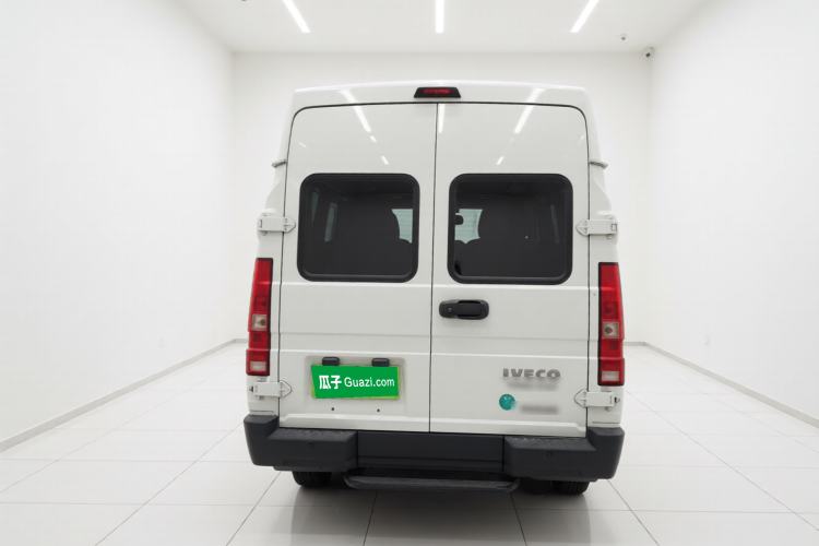 Used Iveco Daily 2023 2.5T A37M1 Long Wheelbase Mid-Roof Dual-Tire Side-Sliding Doors 5-9 Seats Rear