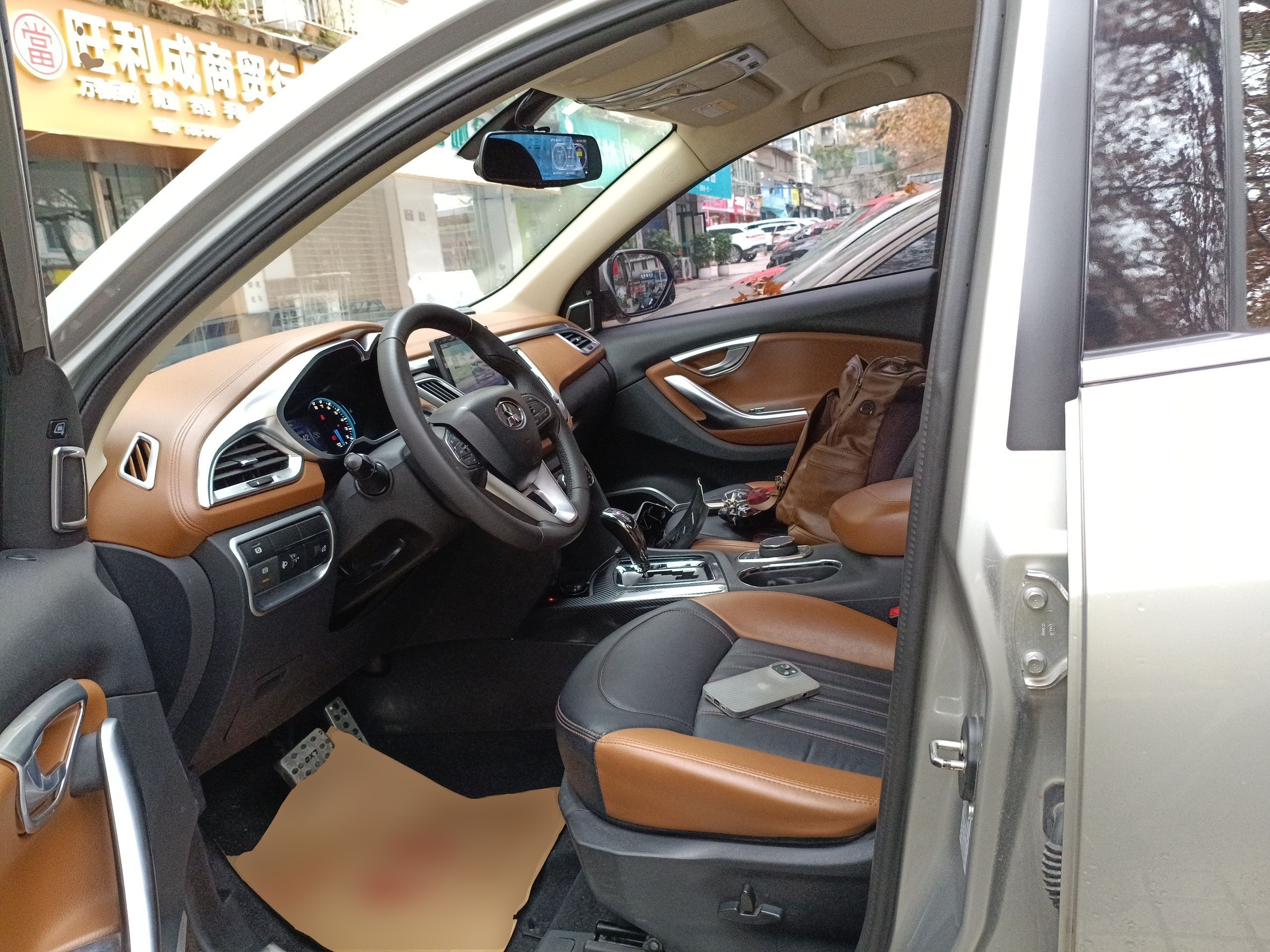 Переднее сиденье в автомобиле