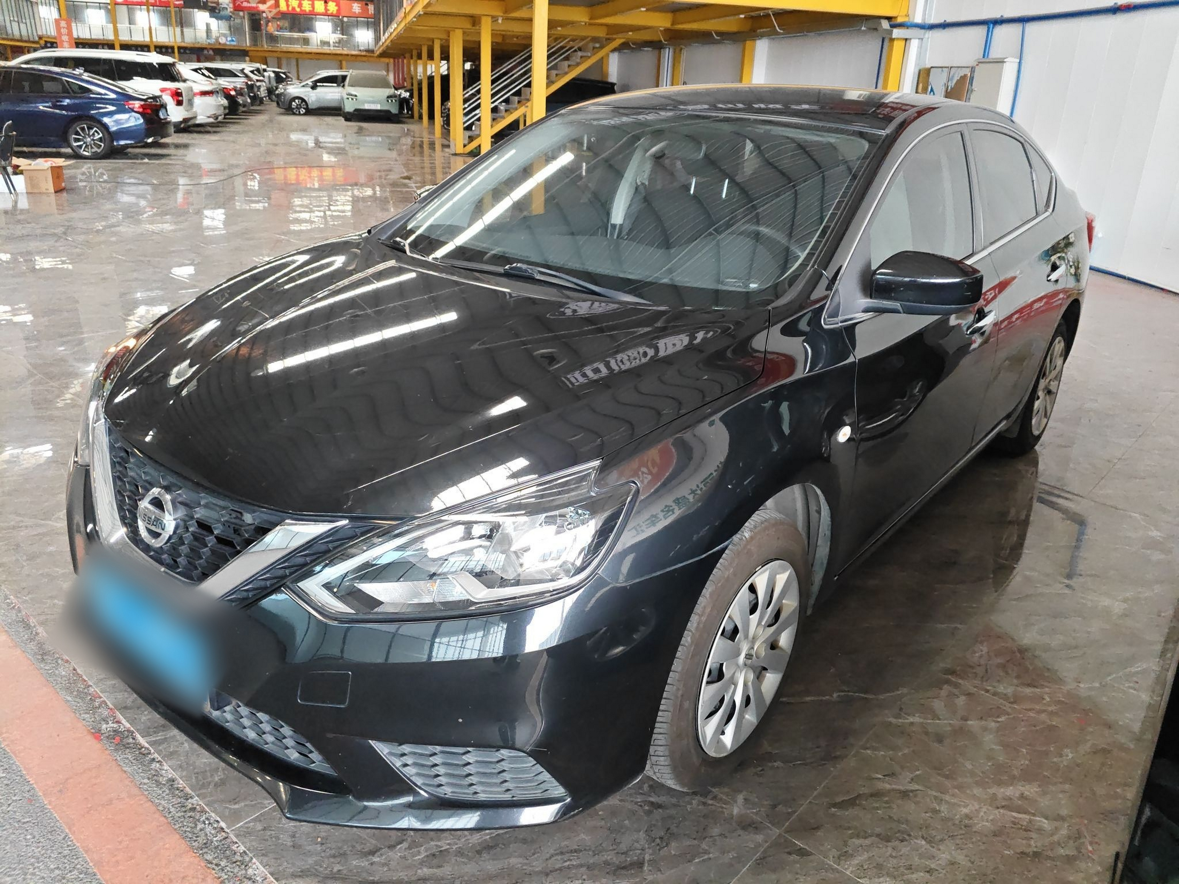 تحت مقدمة السيارة