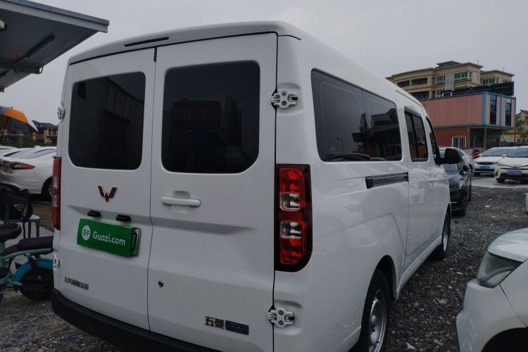 Used Wuling Yangguang 2024 300KM Comfort Version Passenger Van 75kW
