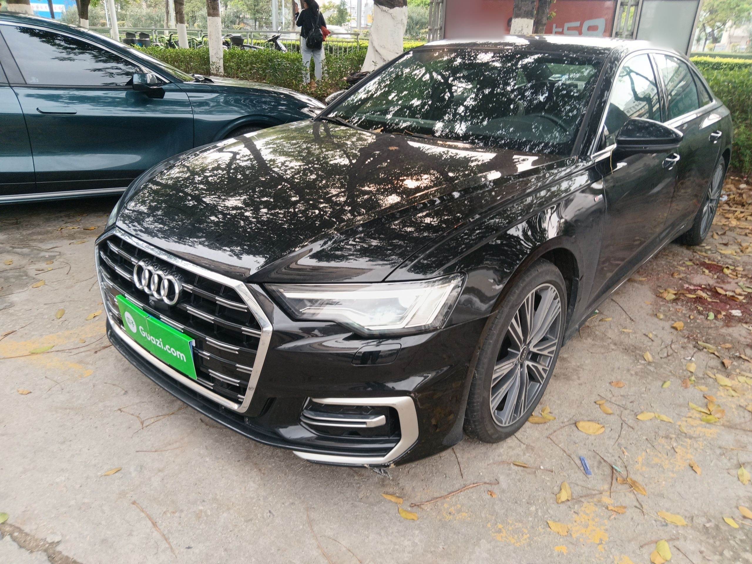 Под передней частью автомобиля