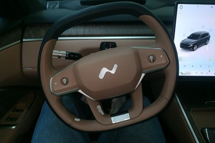 Used ONVO Luxeed L90 2025 Model—Max Six-Seater Version Steering Wheel