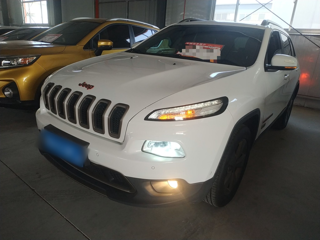 تحت مقدمة السيارة