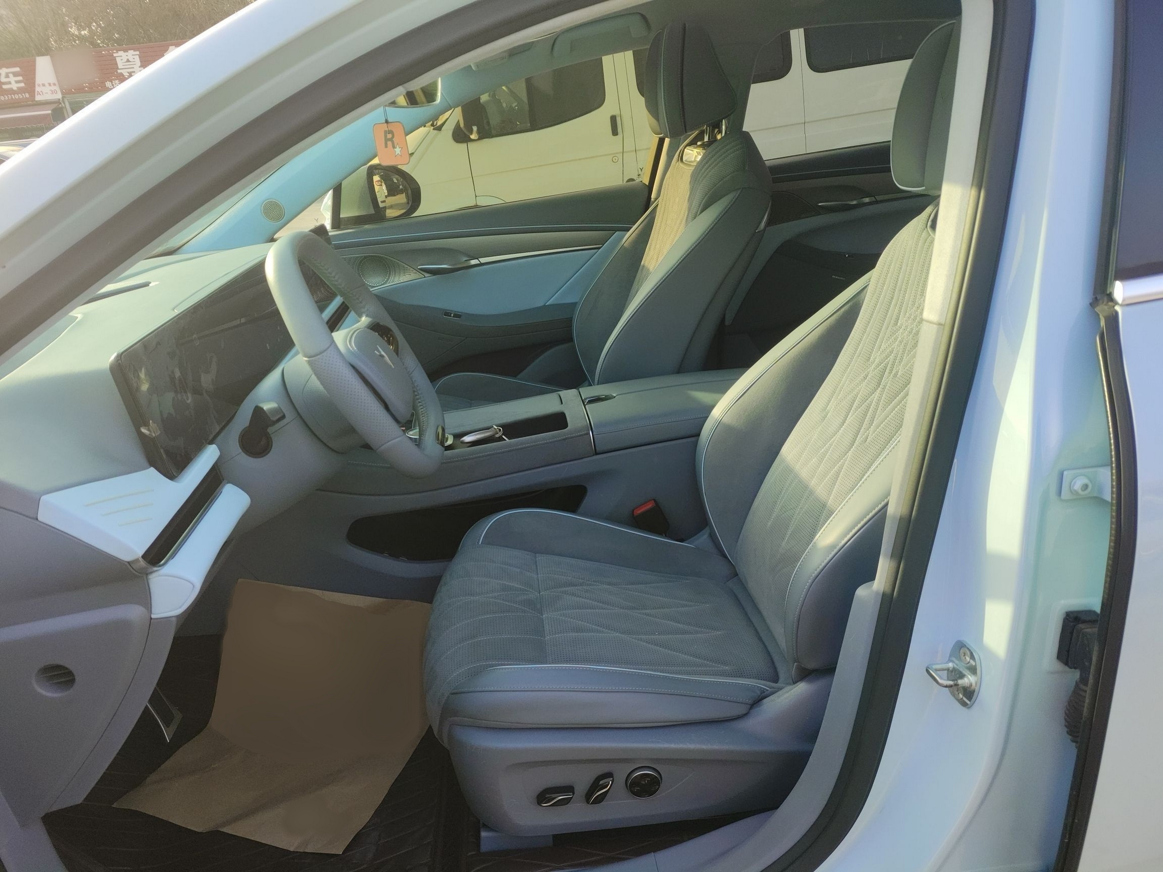 Переднее сиденье в автомобиле