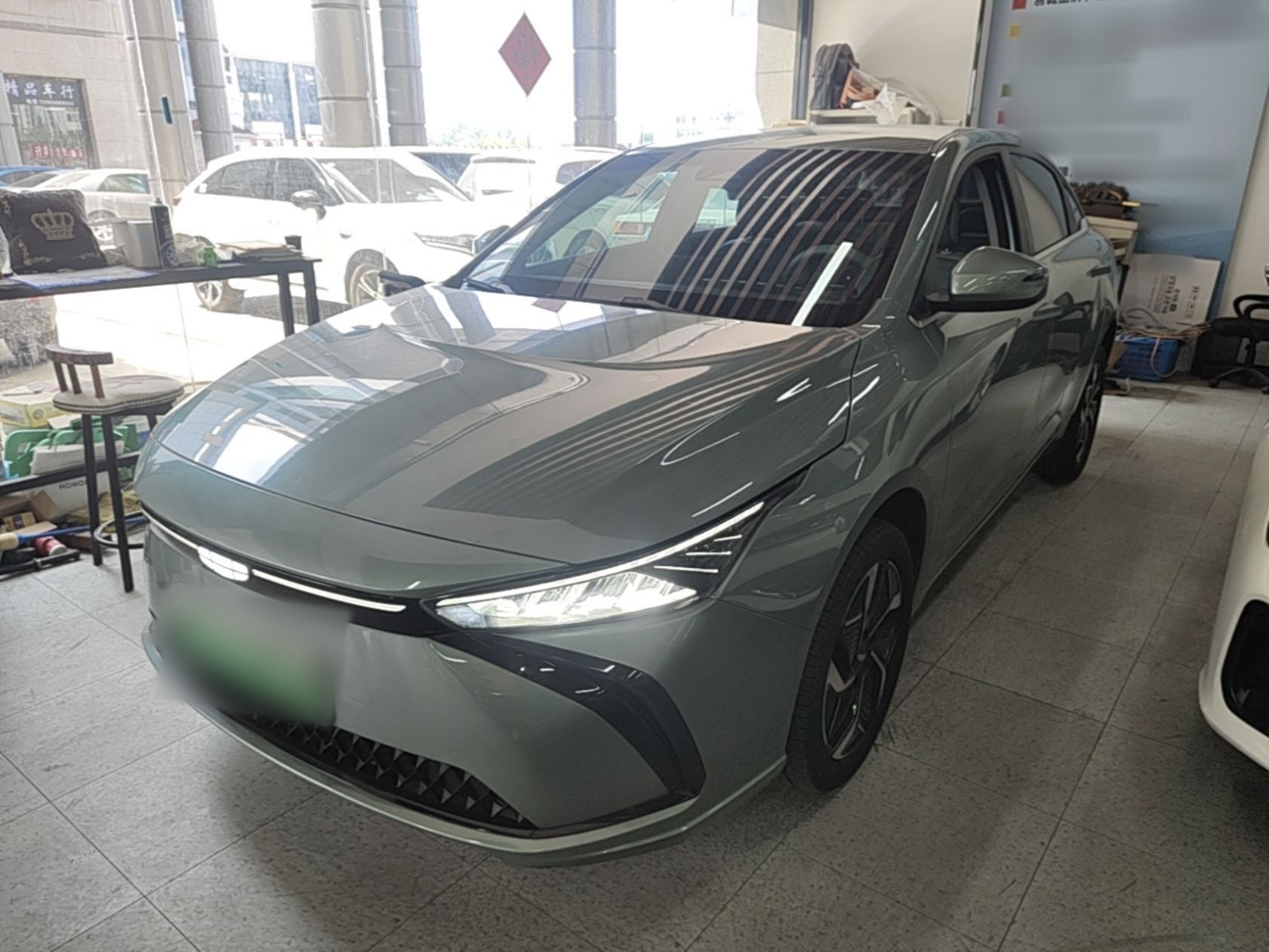 Под передней частью автомобиля