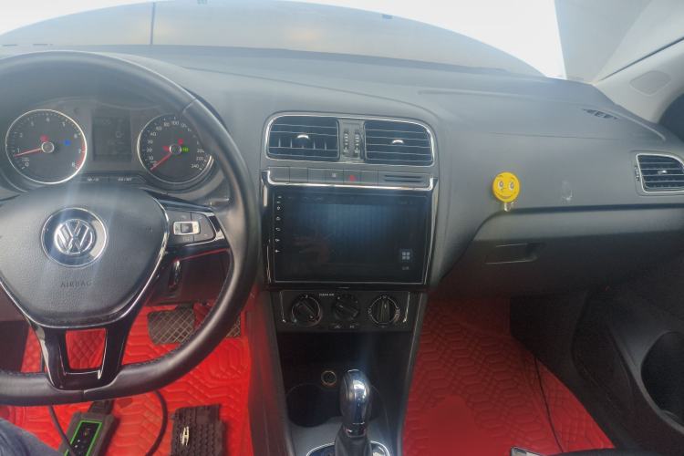 Used Volkswagen Polo 2016 1.6L Automatic Comfort Model Center Console