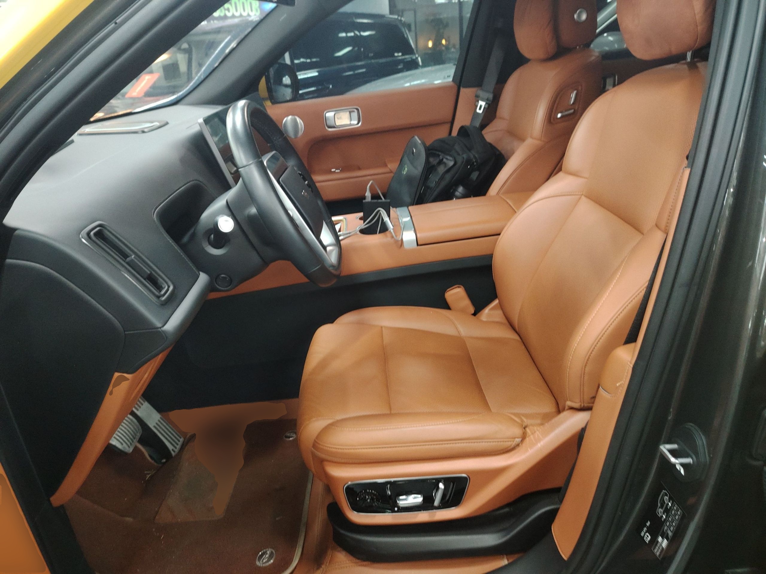 المقاعد الأمامية داخل السيارة