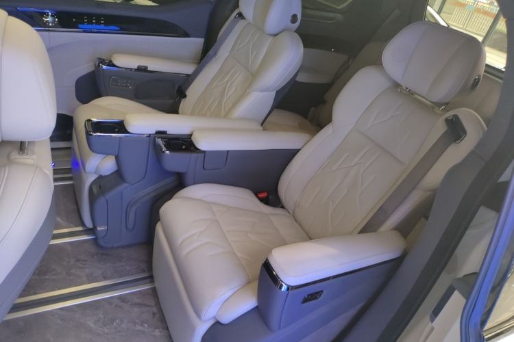 Used Zeekr 009 2024 Six-Seat Executive Version 4WD 108 kWh Left Rear Seat