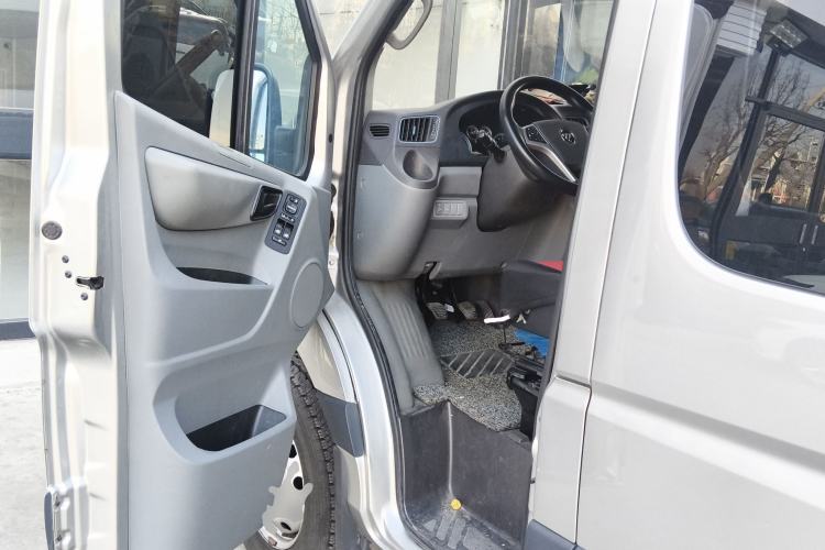 Used Foton Toano 2023 Joy Elephant Multi-Function 2.0T Manual Long-Wheelbase Mid-Roof Model with Single Rear Tire Available in 5/6/7/9-Seater Configurations Driver Seat