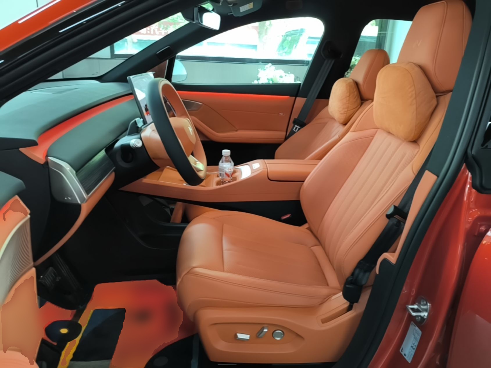 المقاعد الأمامية داخل السيارة