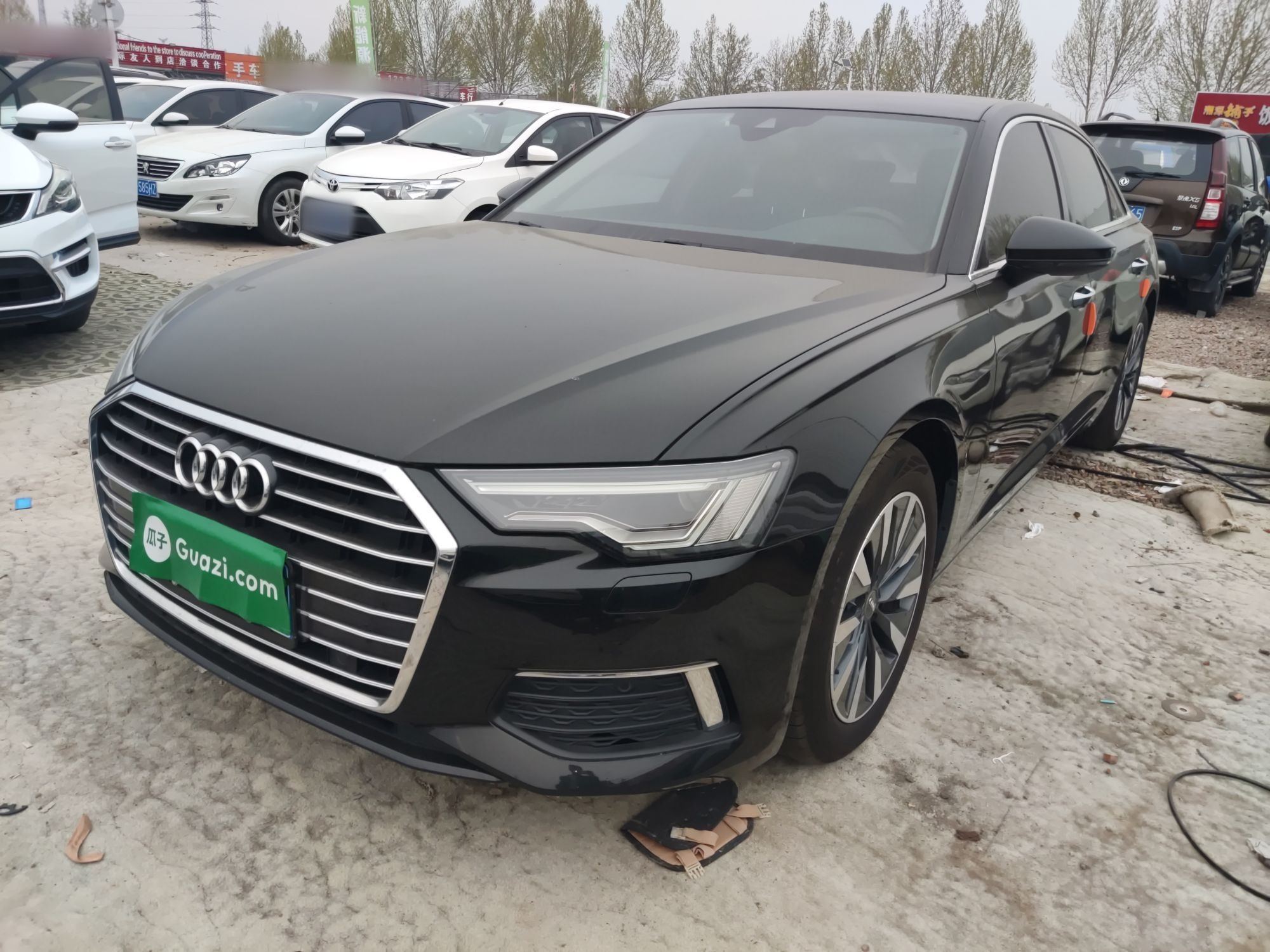 تحت مقدمة السيارة