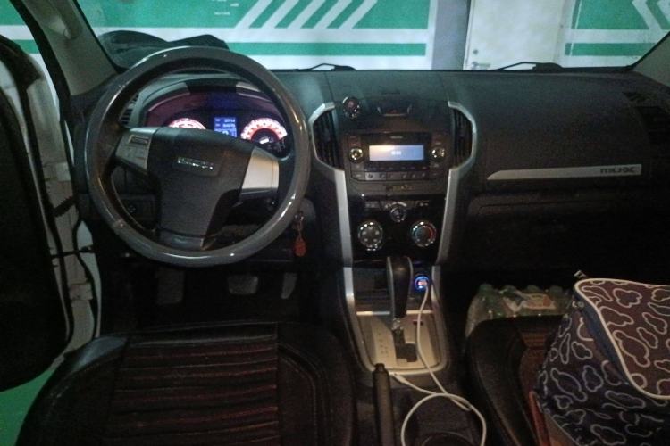 Used Isuzu mu-X 2015 2.5T Two-Wheel Drive Automatic Comfort Touring Model 7 Seats
