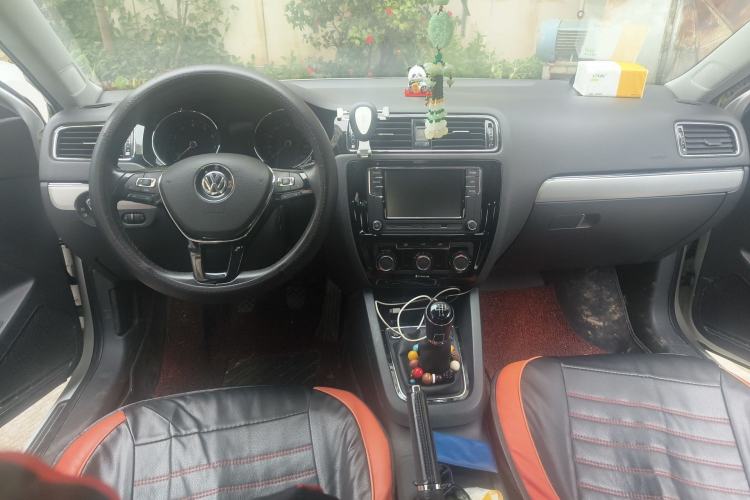 Used Volkswagen Sagitar 2018 1.6L Manual Comfort Model Center Console