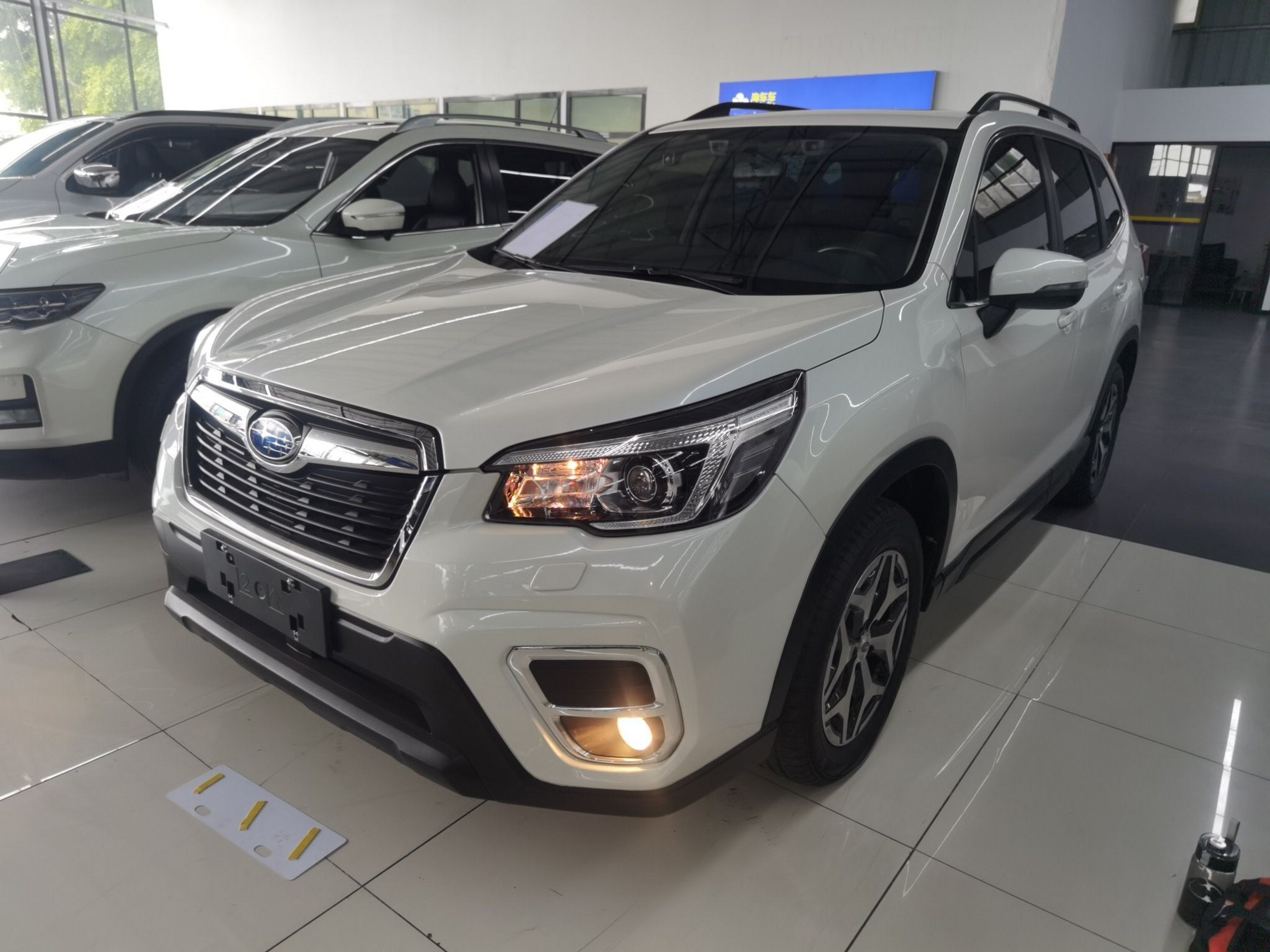 Под передней частью автомобиля