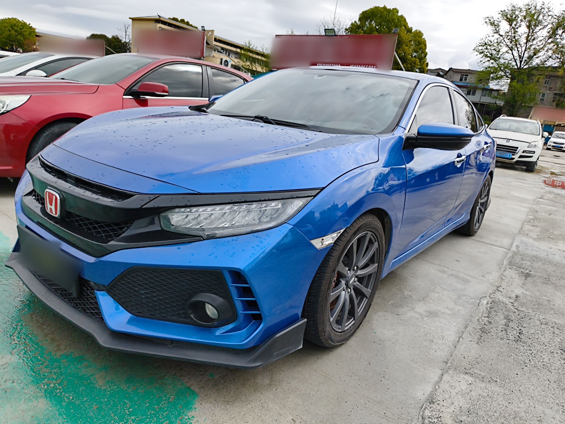 Под передней частью автомобиля