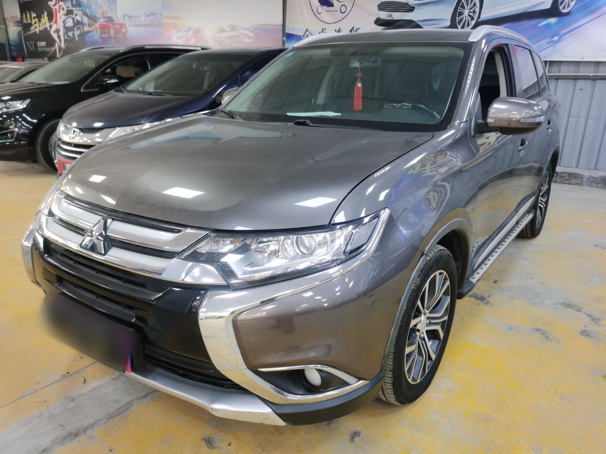 Под передней частью автомобиля