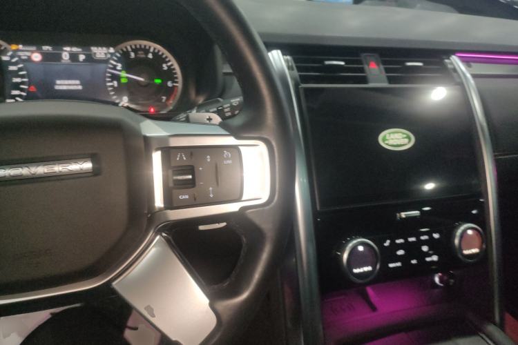 Used Land Rover Discovery 2021 360 PS R-Dynamic SE Center Console