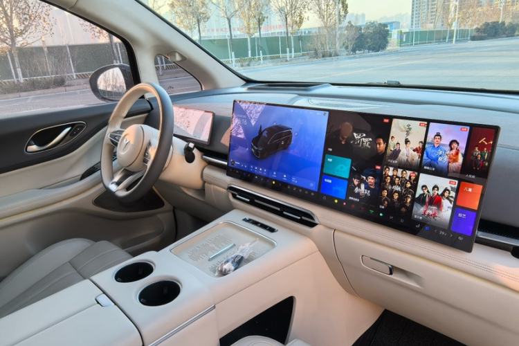 Used VOYAH Dream 2025 PHEV Four-Wheel-Drive Flagship Kunpeng Edition Interior 4