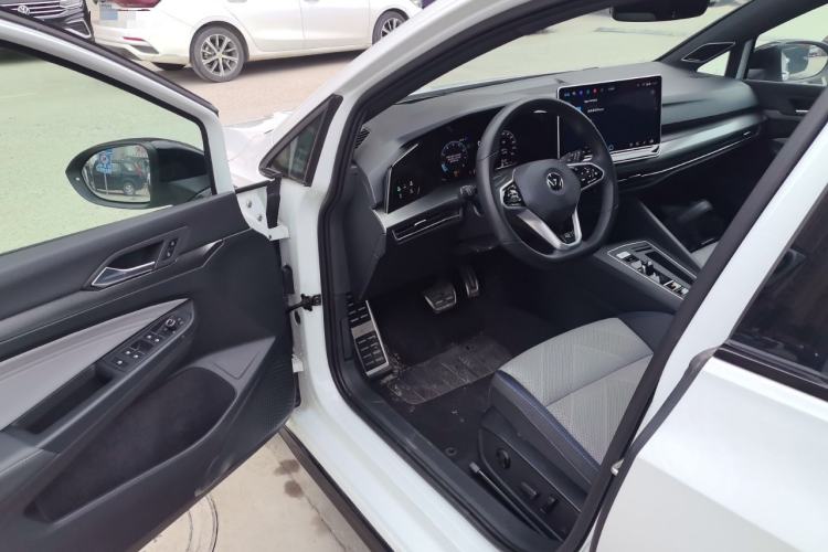 Used Volkswagen Golf 2025 300TSI R-Line
