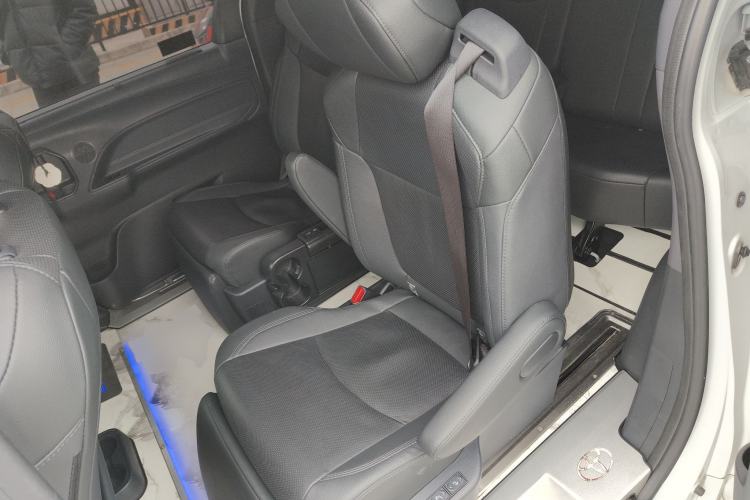 Used Toyota Sienna 2023 2.5L Hybrid Deluxe Edition