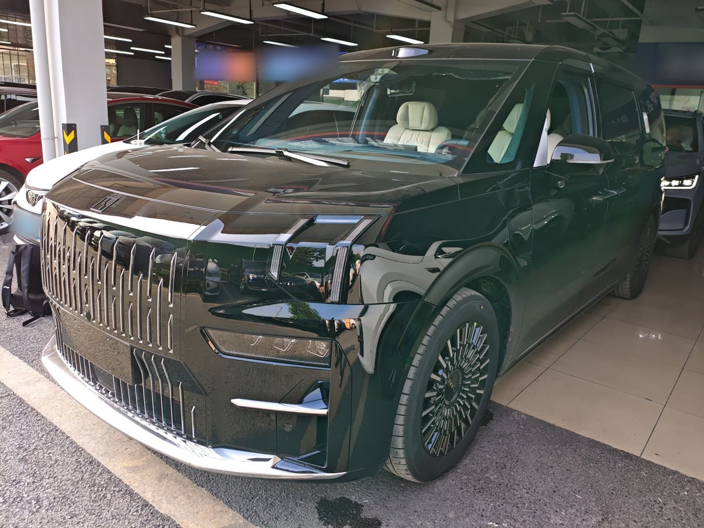 تحت مقدمة السيارة