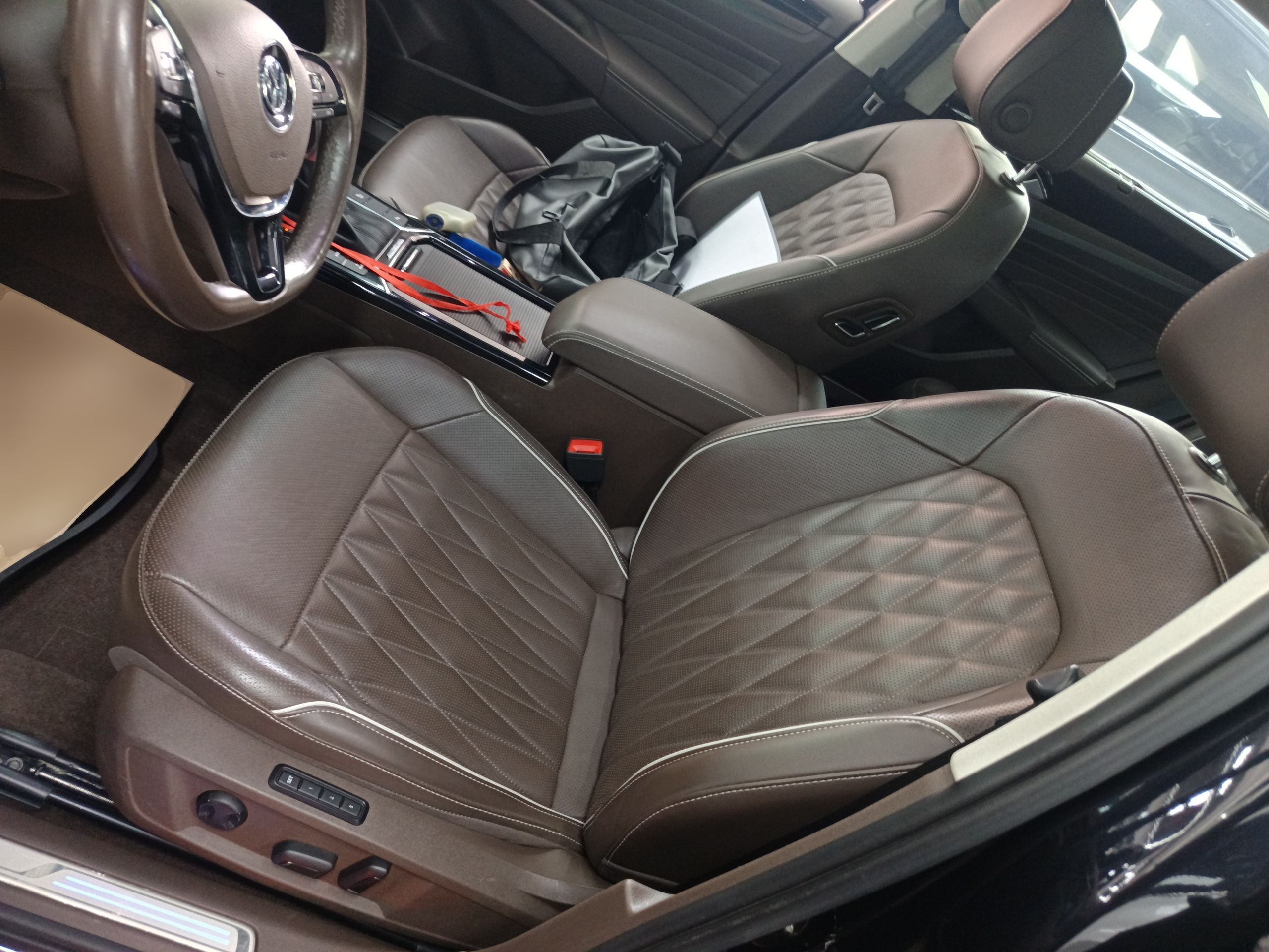 المقاعد الأمامية داخل السيارة