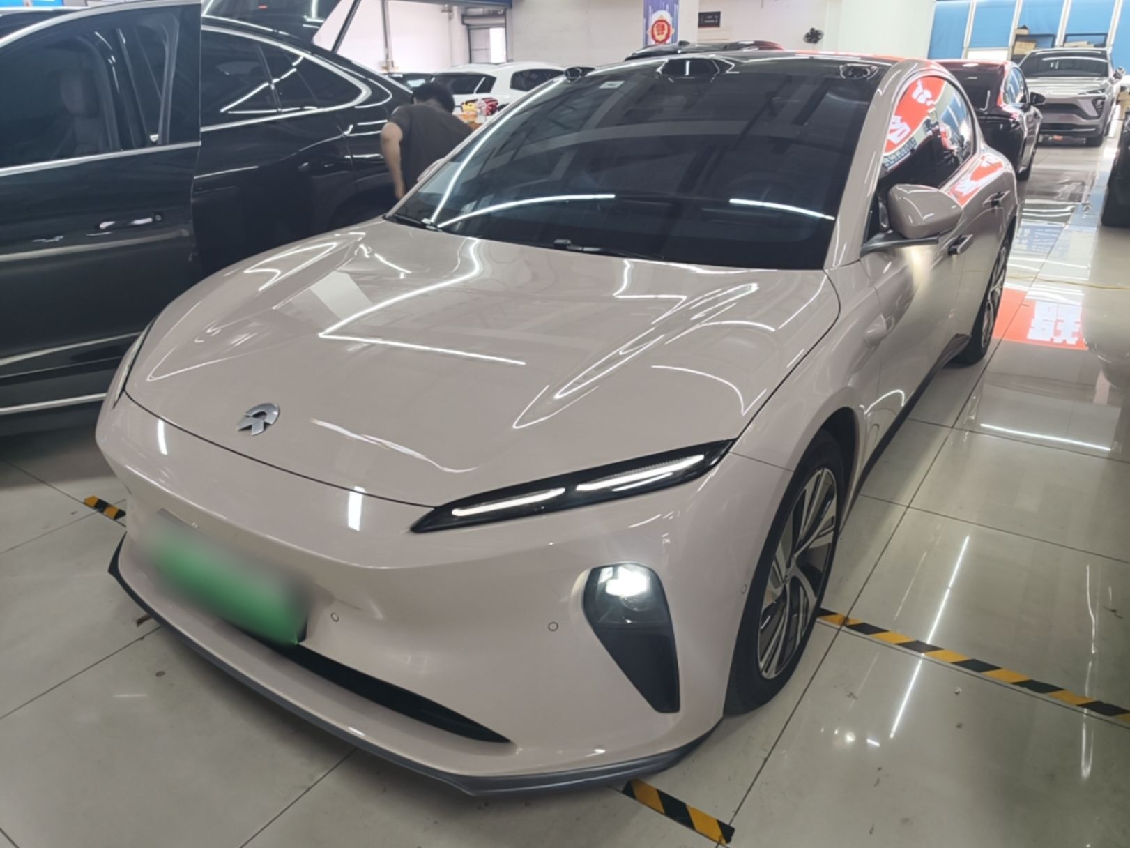 Unter der Vorderseite des Autos