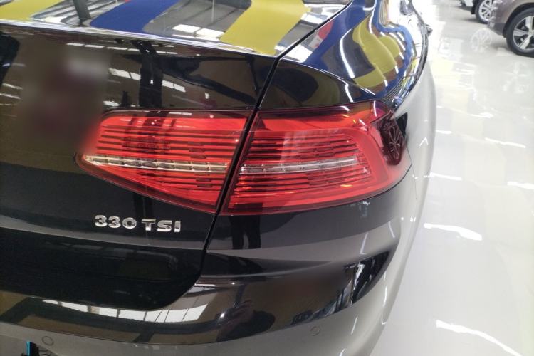 Used Volkswagen Magotan 2017 330TSI DSG Leading Model Right Rear Taillight