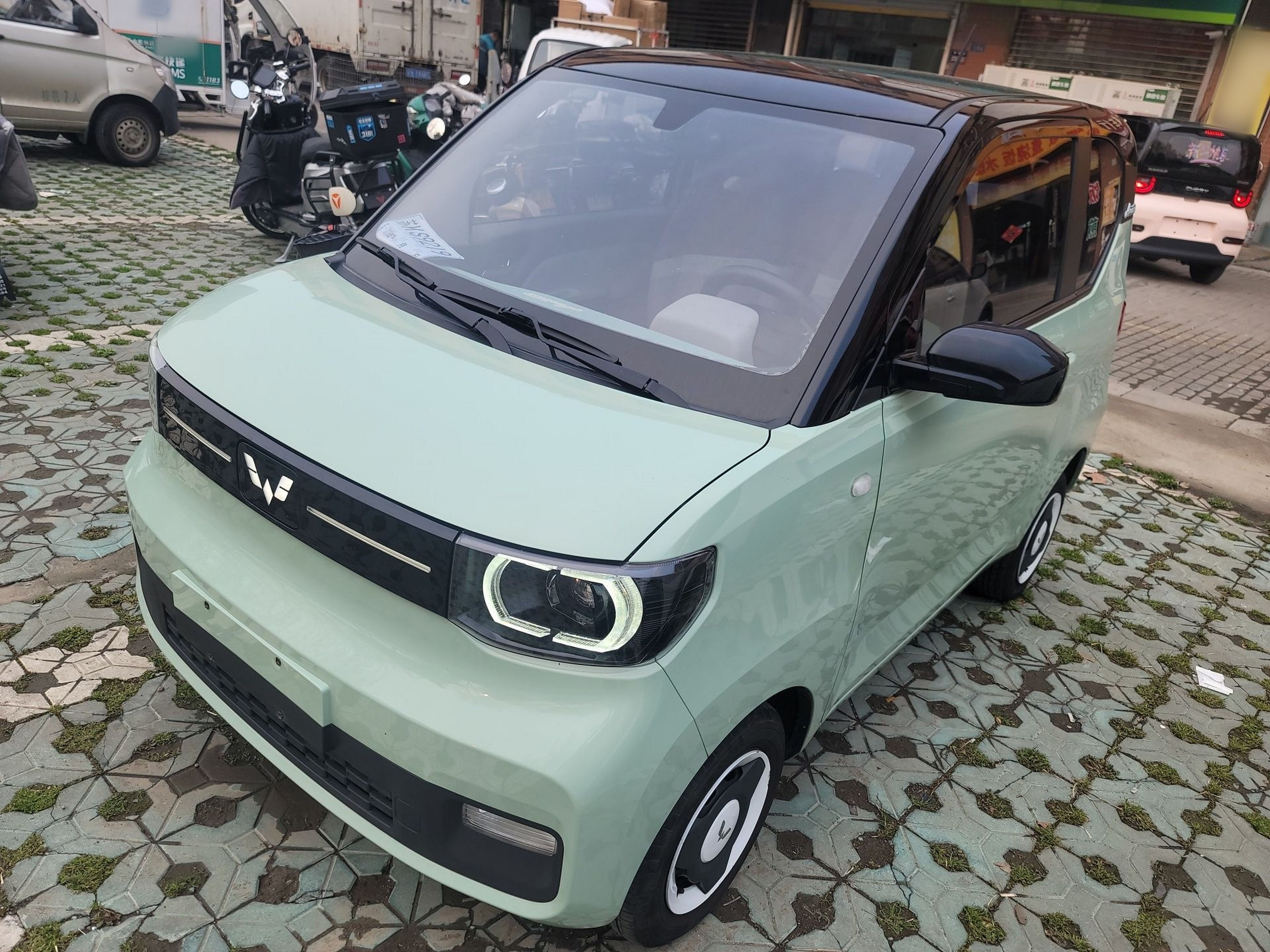 Под передней частью автомобиля