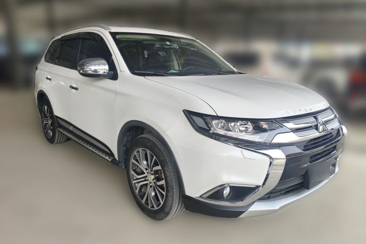 Used Mitsubishi Outlander 2016 2.4L 4x4 Luxury Edition 7-Seater Front Right 45 Deg