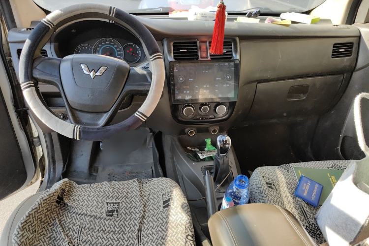 Used Wuling Rongguang V 2018 1.5L Standard Version
