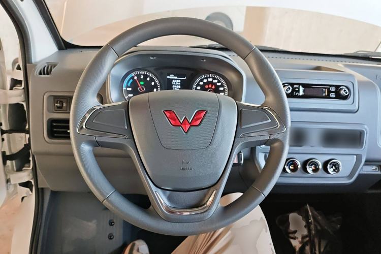 Used Wuling Yangguang 2024 300KM Comfort Version Passenger Van 75kW