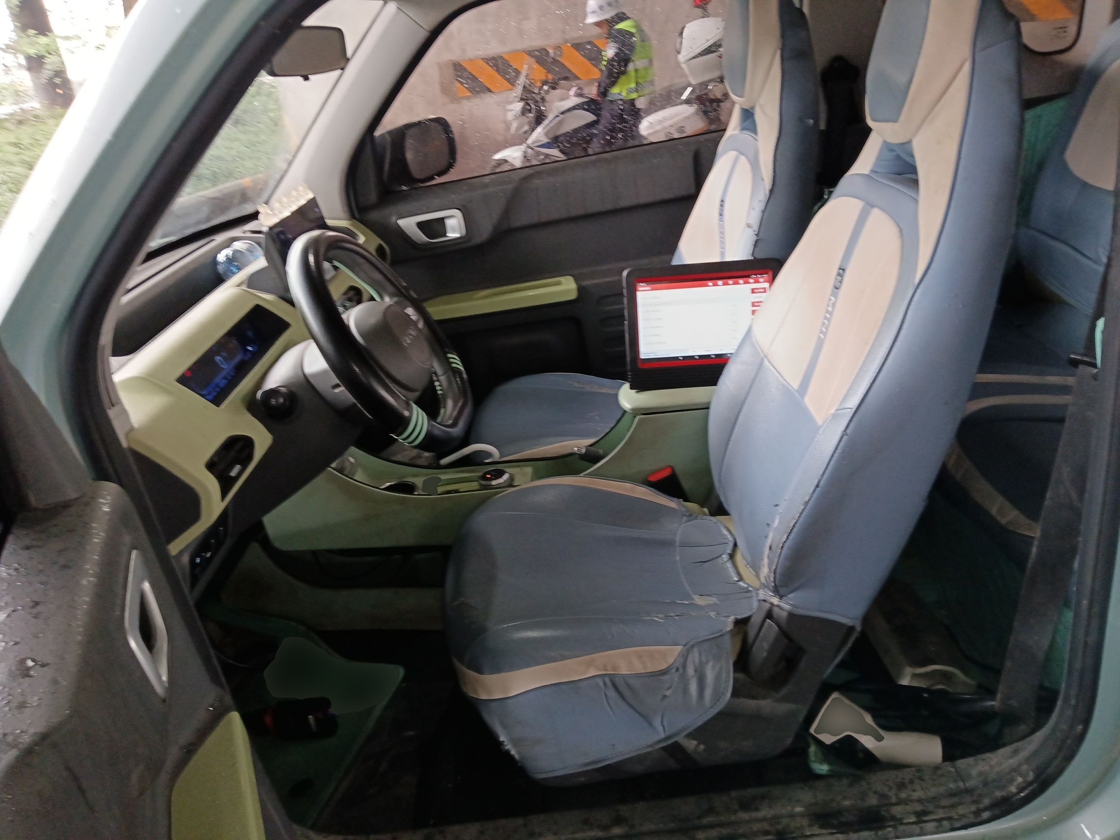 المقاعد الأمامية داخل السيارة