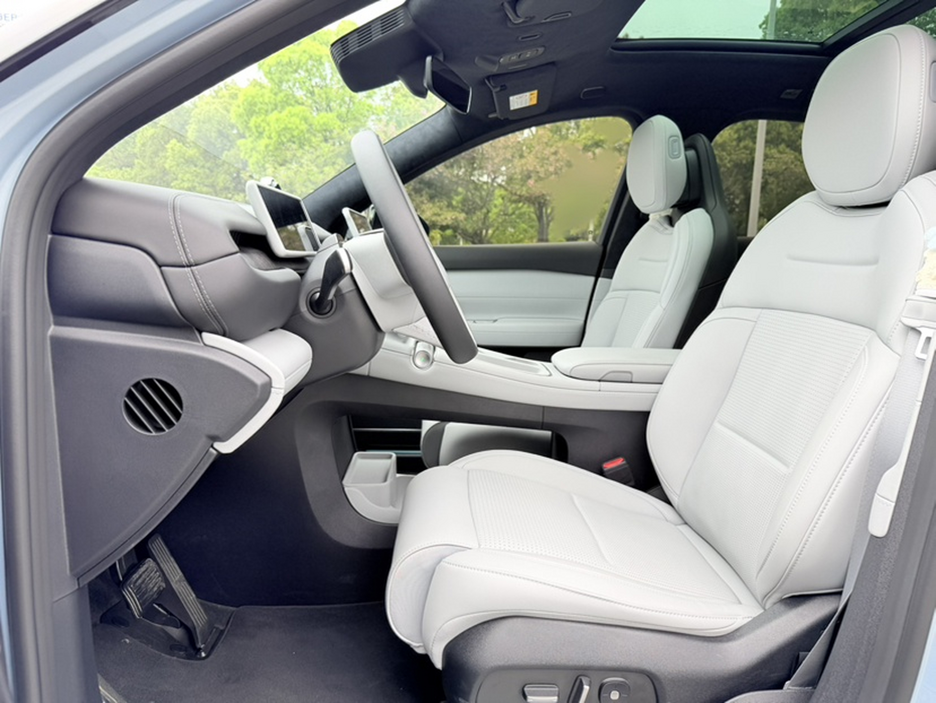 المقاعد الأمامية داخل السيارة