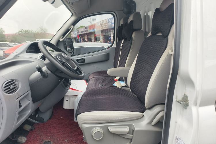 Used SAIC MAXUS Xintu V80 2023 2.0T Manual Classic City Delivery King Long Wheelbase Mid-Roof 3-Seater
