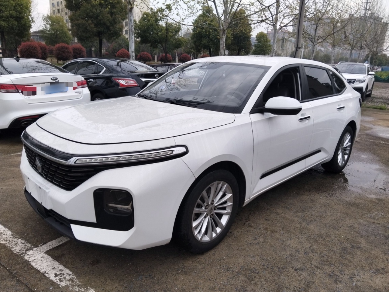 Под передней частью автомобиля