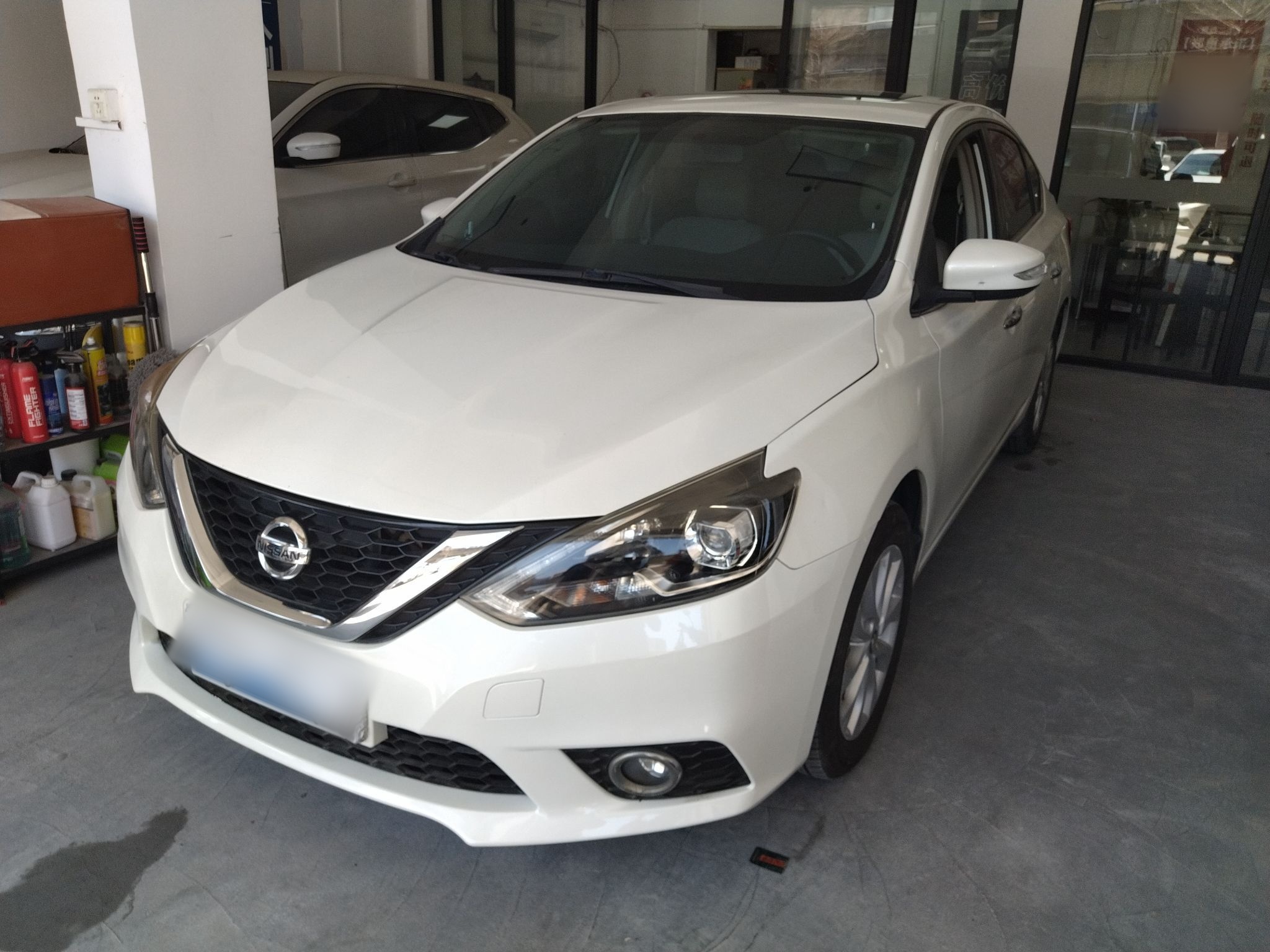 Под передней частью автомобиля