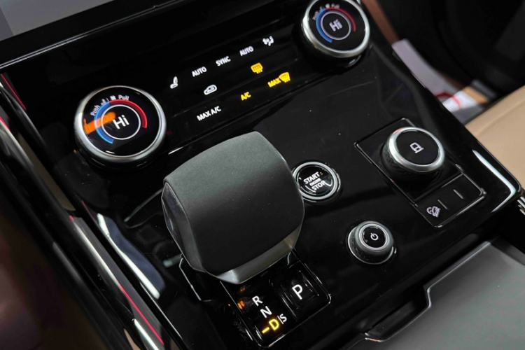 Used Land Rover Range Sport 2024 400PS Dynamic SE Interior 11