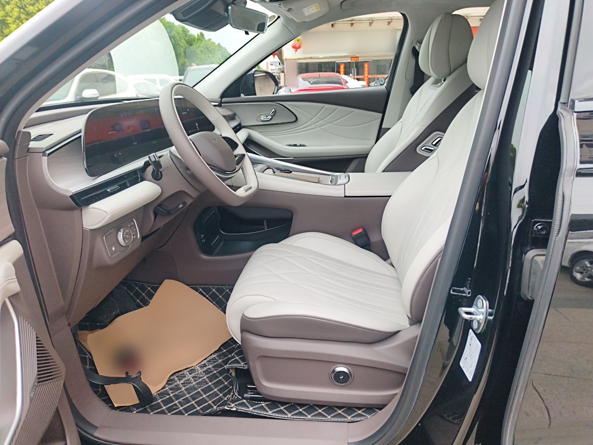 المقاعد الأمامية داخل السيارة