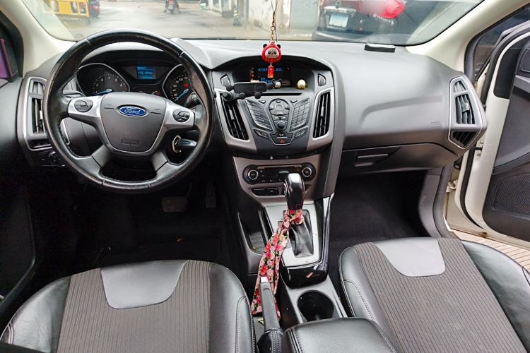 Used Ford Focus 2012 Hatchback 1.6L Automatic Fashion Edition Center Console