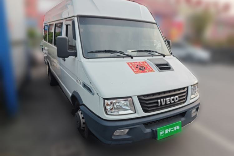 Used Iveco Daily 2021 2.5T A40 M1 Passenger Van 5-9 Seats Long Wheelbase Mid-Roof Design Dual Tires Manual Doors
