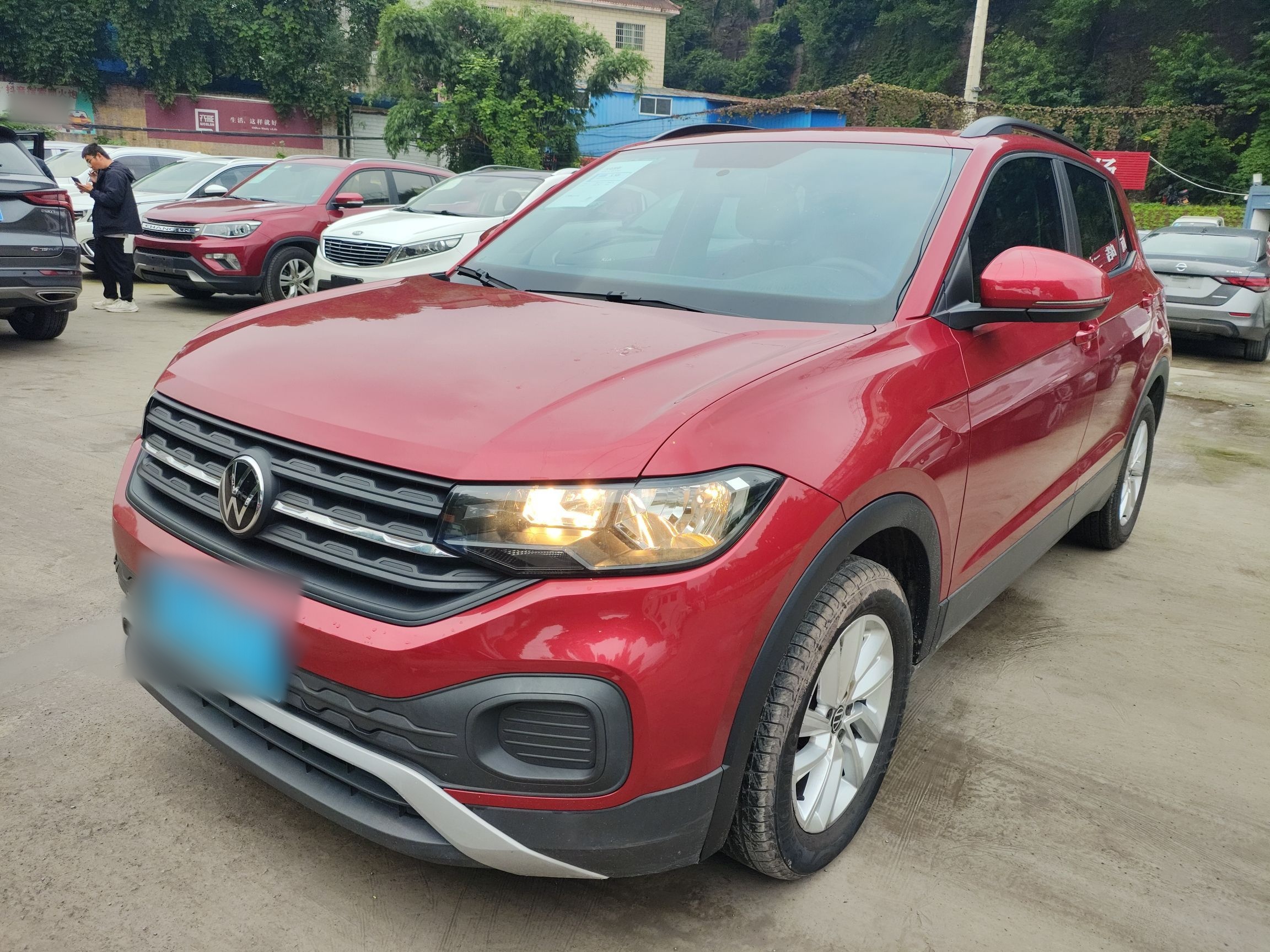 تحت مقدمة السيارة