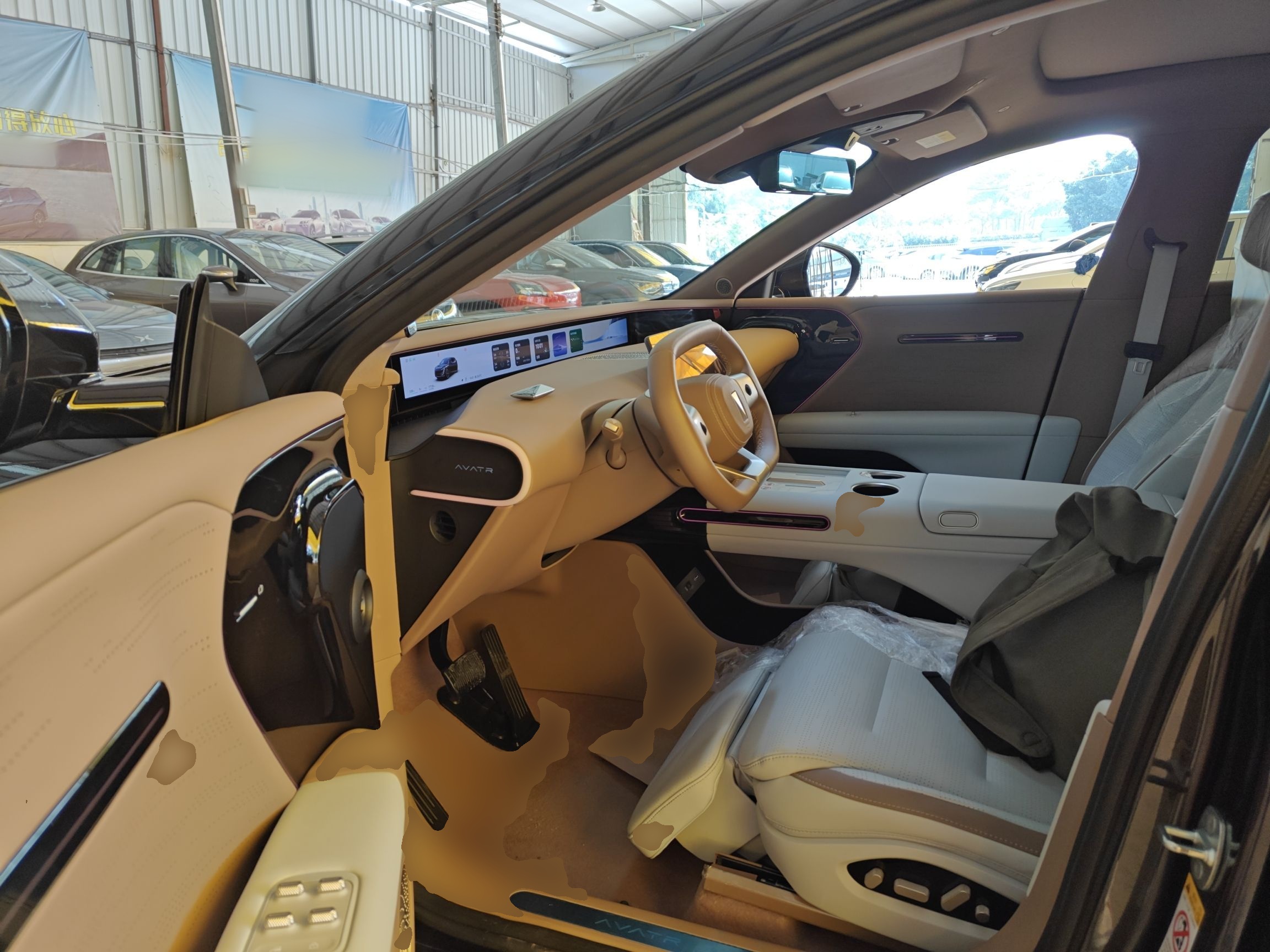 المقاعد الأمامية داخل السيارة