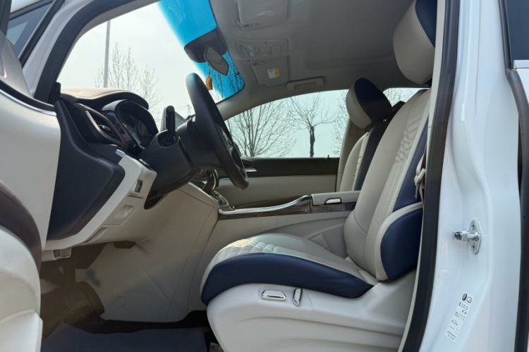 Used Buick GL8 2023 Land Executive Class Comfort Model
