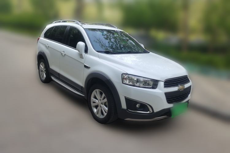 Used Chevrolet Captiva 2015 2.4L 4x4 Flagship Edition 7-Seater Front Right 45 Deg