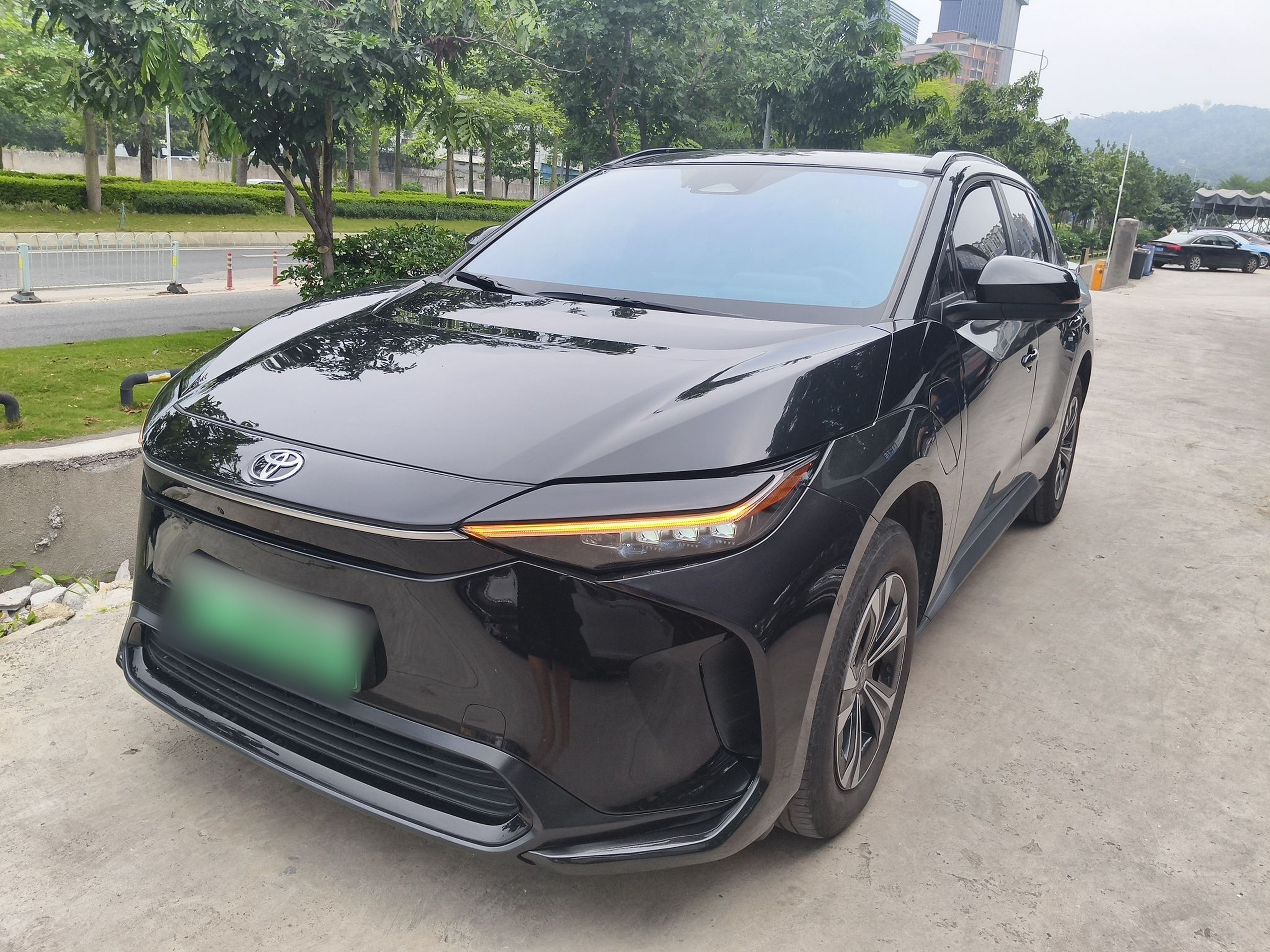 Под передней частью автомобиля