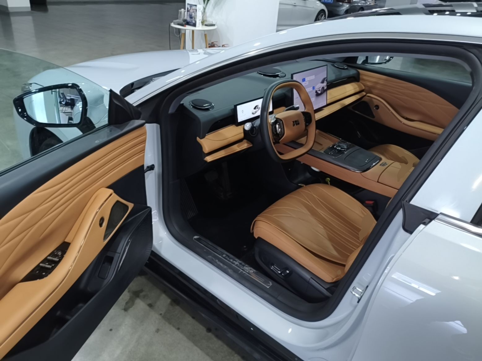 Geely Galaxy 8 2025 130km EM-i Deluxe Edition — снимка 18