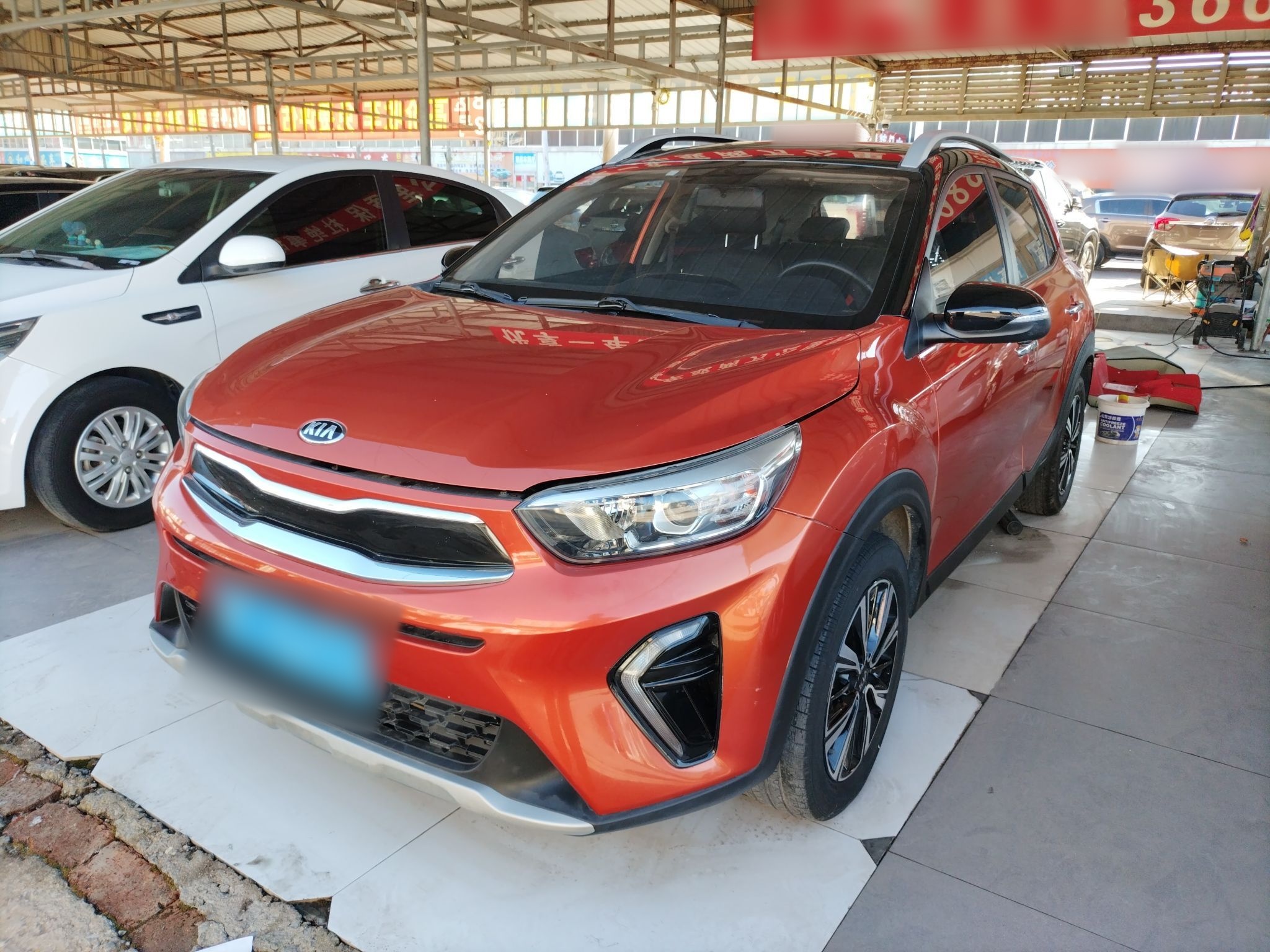 تحت مقدمة السيارة