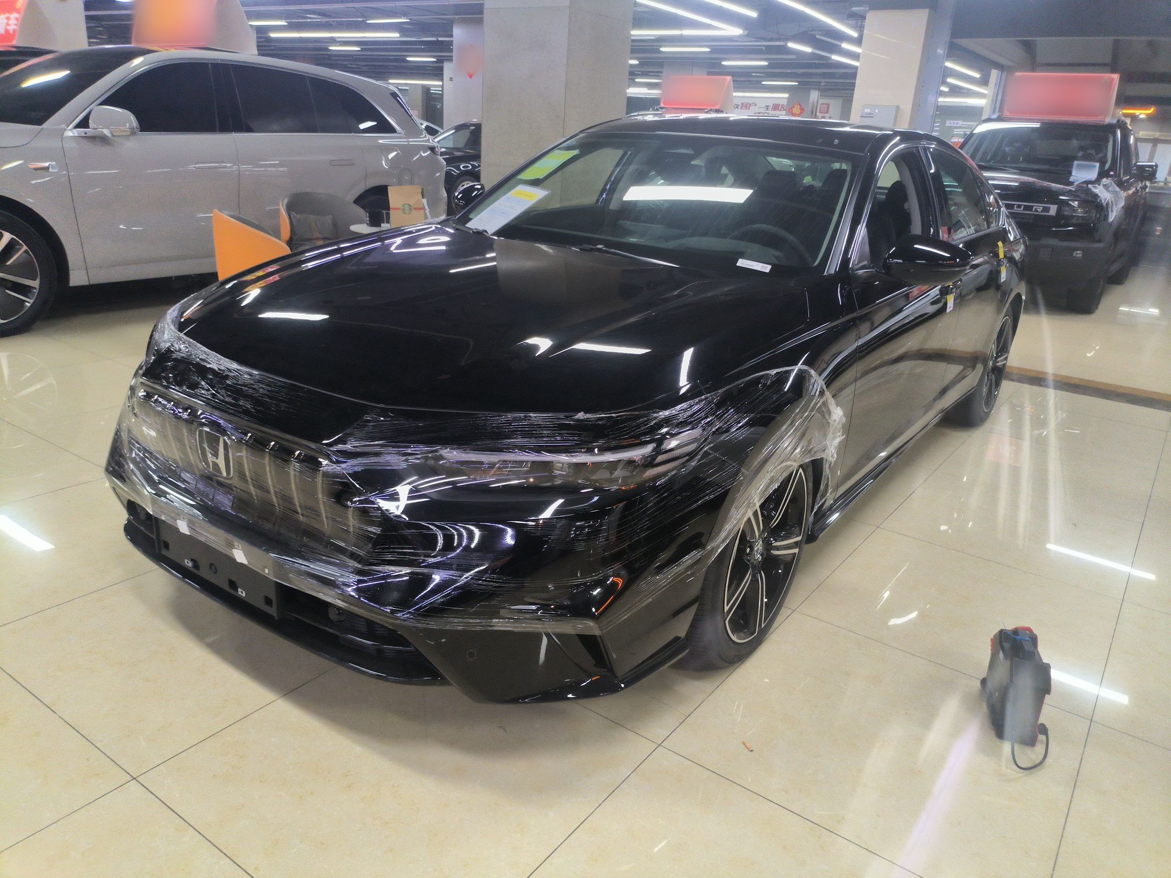 تحت مقدمة السيارة